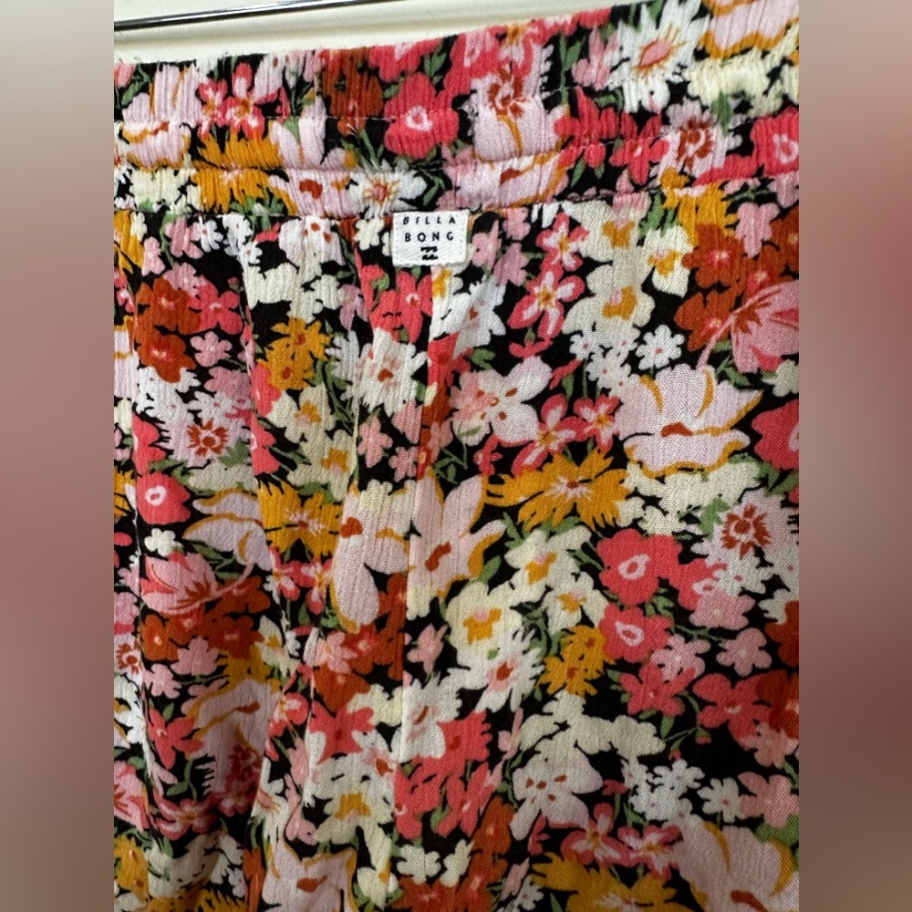 Women’s Billabong LG Lightweight Floral Tie Shorts, Excellent Condition! - Picture 7 of 8